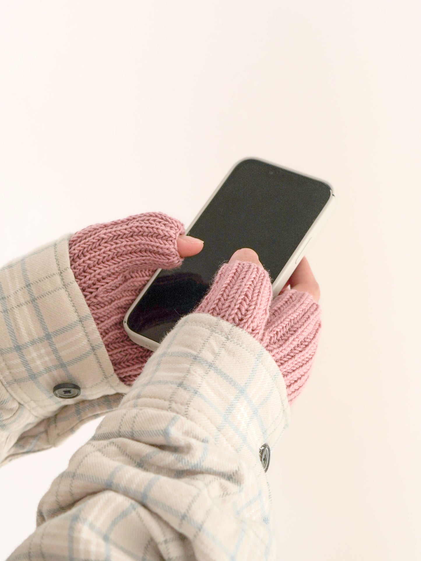 [PDF] Satin Merino Wool Brioche Hand Warmers (ENGLISH)