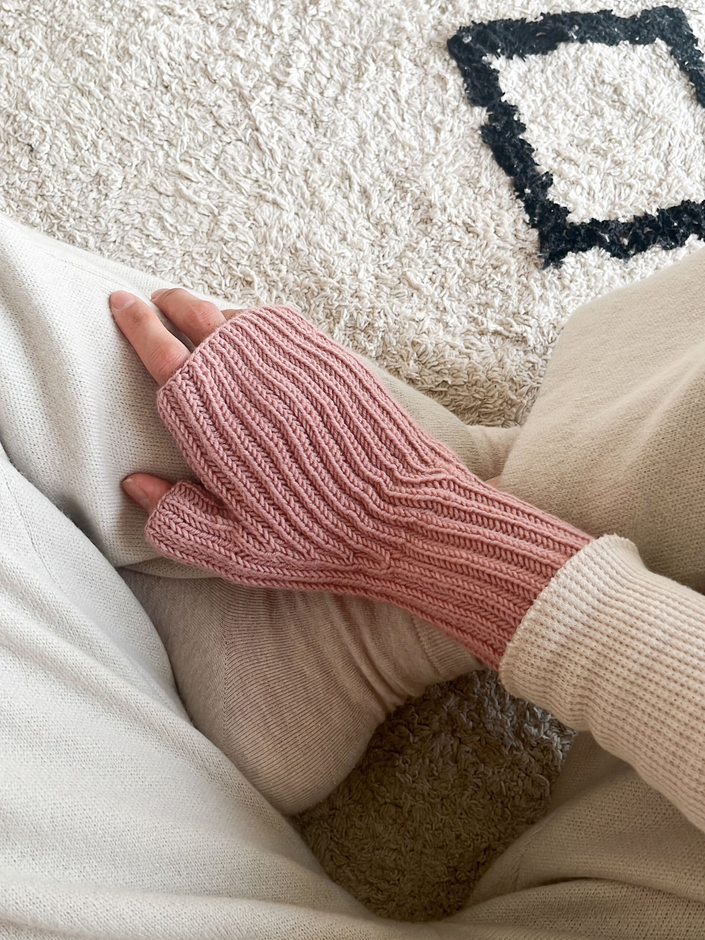 [PDF] Satin Merino Wool Brioche Hand Warmers (ENGLISH)