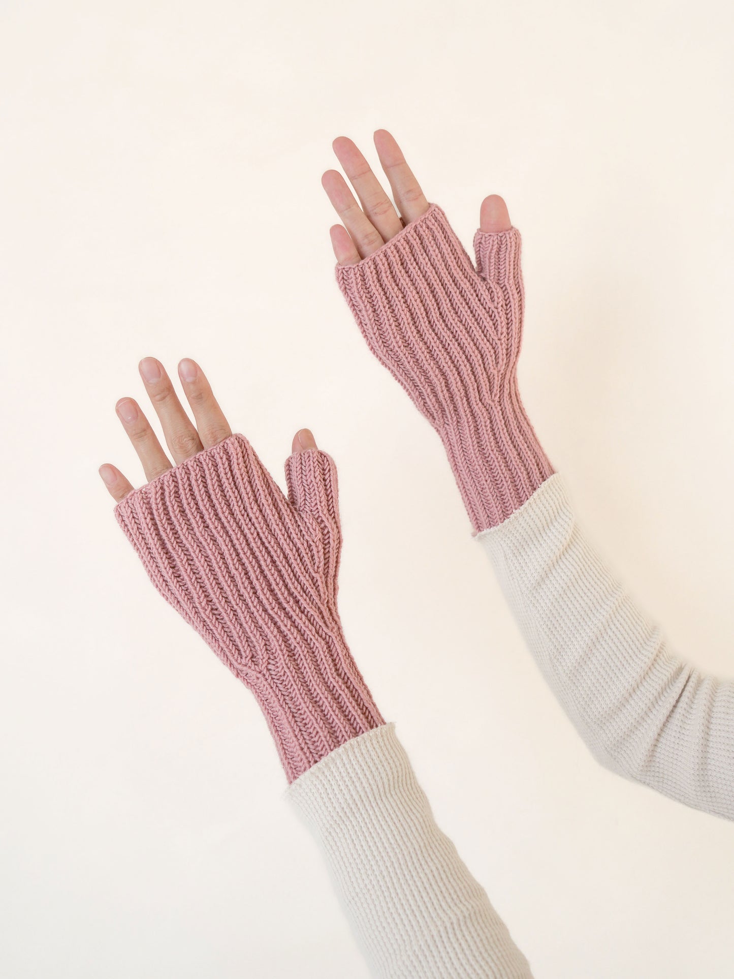 [PDF] Satin Merino Wool Brioche Hand Warmers (ENGLISH)